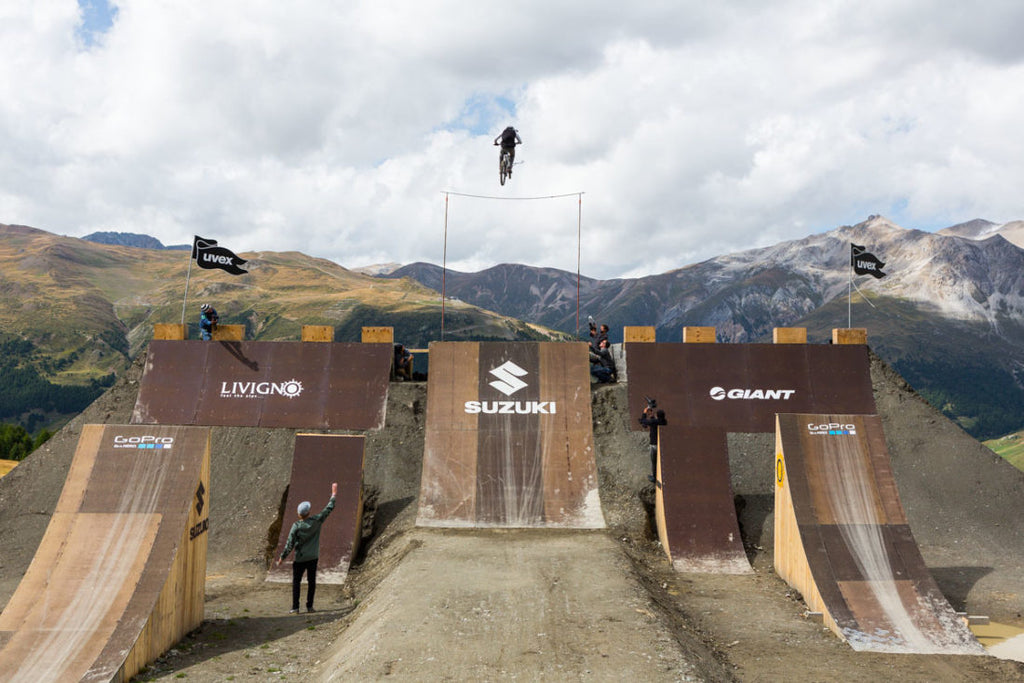 BLACK WHEELS AND ROLLS: NINE KNIGHTS MOUNTAINBIKE CONTEST 2015